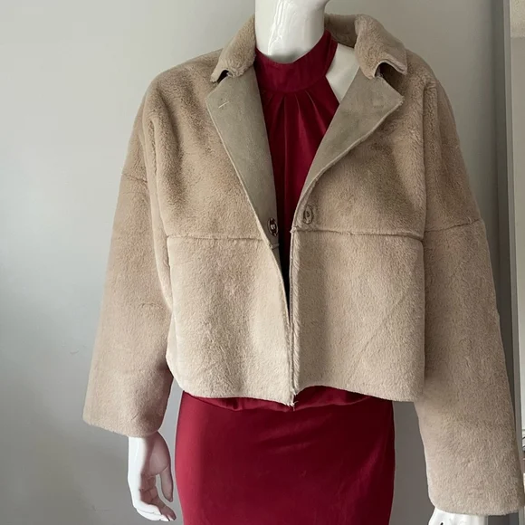UO Felicity Reversible Women's Beige Faux Fur Jacket Cream Cropped Jacket - Picture 11 of 11